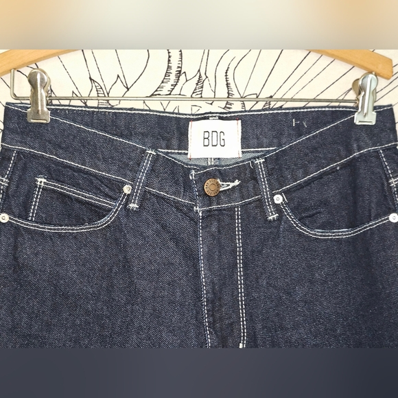 NWOT BDG Split Hem Jeans In Dark Wash Size 27x32 Straight Leg 10" Rise - Picture 3 of 8